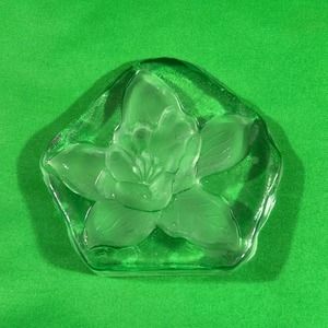 Glass Paperweight Flower Design 4" x 4" x 1" Stand or Lay Flat